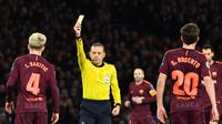 Wasit memberikan kartu kuning kepada gelandang Barcelona, Ivan Rakitic, saat melawan Chelsea pada laga Liga Champions di Stadion Stamford Bridge, London, Selasa (20/2/2018). Hingga babak pertama usai kedudukan masinh imbang 0-0. (AFP/Ben Stansall)