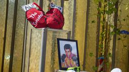 Beberapa barang yang diletakkan oleh para penggemar di luar gedung Muhammad Ali Center sebagai penghormatan kepada sang legenda di Louisville, Kentucky, (8/6/2016). (AFP/Michael B. Thomas)