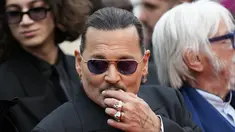 Johnny Depp berpose untuk fotografer setibanya pada upacara pembukaan dan pemutaran perdana film 'Jeanne du Barry' di Festival Film Cannes 2023, Cannes, Prancis, Selasa (16/5/2023). (Photo by Scott Garfitt/Invision/AP)