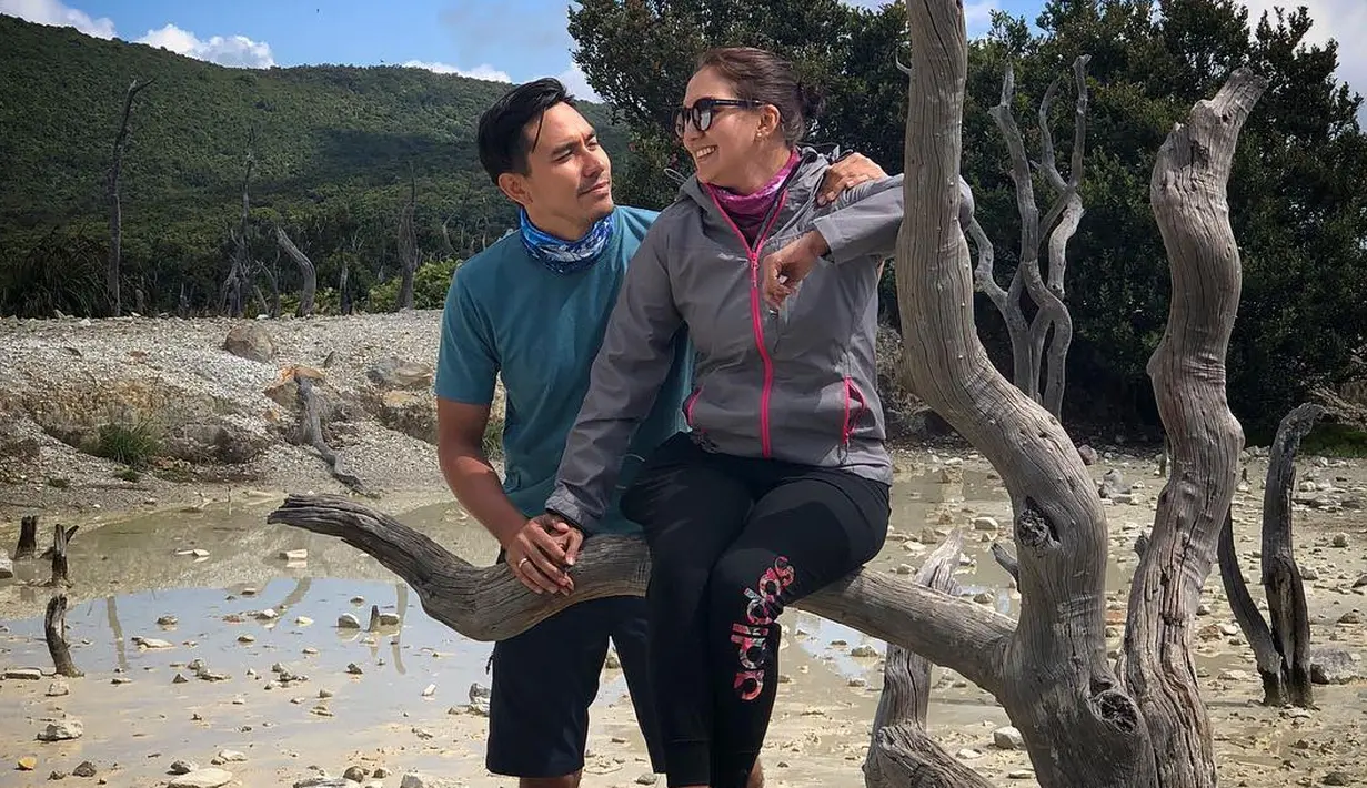 Agustus 2006, pasangan presenter dan pemeran itu makin lengket setelah keduanya pisah dengan pasangannya masing-masing. (Instagram/darius_sinathrya)