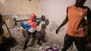 Keluarga Bara Tambedou berolahraga di rumah setelah berbuka puasa pada bulan suci Ramadan, di Dakar, Senegal, 25 April 2020. Tahun ini, banyak keluarga menjalankan Ramadan di rumah dengan larangan pertemuan publik dan penerapan jam malam untuk menekan penyebaran Covid-19. (AP/Sylvain Cherkaoui)