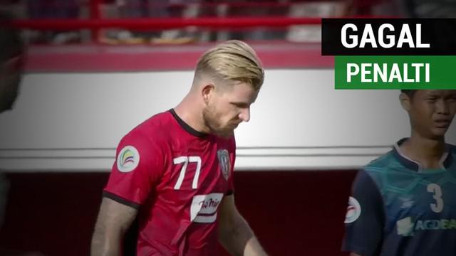 Berita video momen pemain asing Bali United, Kevin Brands, gagal dalam eksekusi penalti di Piala AFC 2018 saat kalah 1-3 melawan Yangon United, Selasa (13/2/2018).