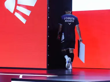 Tunggal putra Indonesia, Jonatan Christie, meninggalkan arena turnamen bulutangkis Indonesia Open 2026 usai bertanding melawan wakil Kanada, Victor Lai, di Istora Gelora Bung Karno, Senayan, Jakarta, Minggu (7/6/2026). (Bola.com/M Iqbal Ichsan)