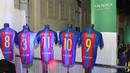 Deretan Jersey pemain Bintang Barcelona FC menghiasi acara peluncuran Oppo smartphone F1 plus FCB Edition di Kawasan SCBD, Jakarta, Kamis (21/7/2016). (Bola.com/Nicklas Hanoatubun)