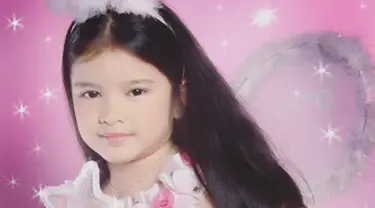 Tiara Andini sudah memiliki aura bintang sedari ia kecil. Ia sudah percaya diri saat melakukan sesi pemotretan. Foto Tiara Andini kecil ini sukses banjir pujian dari warganet yang menyebut Tiara sudah cantik sedari dulu. (Liputan6.com/IG/tiaraandini)