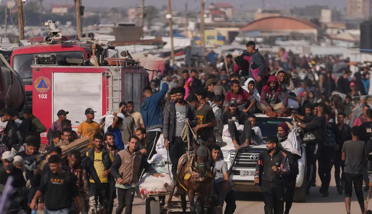 Kelaparan akut yang mencengkeram Gaza akibat blokade total Israel berubah menjadi keputusasaan kolektif, ketika ratusan warga berkerumun menyerbu truk-truk bantuan yang membawa makanan. Kerumunan warga berasal dari kabar bahwa makanan akan tiba. (AP Photo/Abdel Kareem Hana)