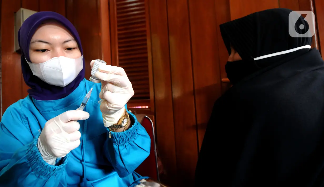 Paramedis menyiapkan vaksin AstraZeneca untuk warga di Setu Babakan, Jagakarsa, Jakarta Selatan, Senin (14/06/2021). Hari ini lebih dari 400 warga seputar Setu Babakan divaksin oleh Dinkes Jakarta Selatan dalam rangka  rangka percepatan vaksinasi Covid-19. (merdeka.com/Arie Basuki)