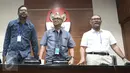(Ki-ka) Koordinator Kontras Harris Azhar, Mantan pimpinan dan wakil Ketua KPK Busyro Muqoddas dan Bambang Widjojanto, menggelar konferensi pers terkait penyiraman air keras terhadap Novel Baswedan di Jakarta, Selasa (11/4).(Liputan6.com/Helmi Afandi)