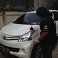 Polisi saat mengidentifikasi mobil milik ahli IT Hermansyah. (Liputan6.com/Ady Anugrahadi)