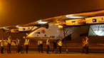 Pesawat bertenaga matahari, Solar Impulse 2 diperiksa sejumlah teknisi di bandara Ahmedabad, India, Rabu (11/3/2015). Pesawat buatan Swiss tersebut mendarat setelah menempuh perjalanan selama 15 jam.  (Reuters/Amit Dave)