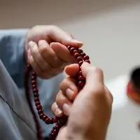 Ilustrasi muslim berzikir,berdoa. (Photo Copyright by Freepik)