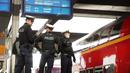 Aparat kepolisian berjaga di sebuah stasiun kereta di Duesseldorf, Jerman, dekat perbatasan Belanda, Senin (18/3). Perburuan besar-besaran dilakukan aparat keamanan Belanda terhadap Gokmen Tanis, pelaku penembakan di Utrecht. (David Young/dpa/AFP)