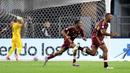 Pemain Venezuela, Jose Rondon (kanan) merayakan gol penyeimbang 1-1 ke gawang Kanada melalui tendangan jarak jauh pada laga perempat final Copa Ameirca 2024 di  AT&T Stadium, Arlington, Texas, Sabtu (06/07/2024) WIB. (AFP/Charly Triballeau)