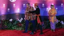 Menteri Luar Negeri Rusia Sergey Lavrov (kiri) disambut oleh Presiden Indonesia Joko Widodo atau Jokowi (tengah) dan Ibu Negara Iriana Widodo pada gala dinner KTT ke-43 ASEAN di Jakarta, Indonesia, Rabu (6/9/2023). (Mast IRHAM/POOL/AFP)