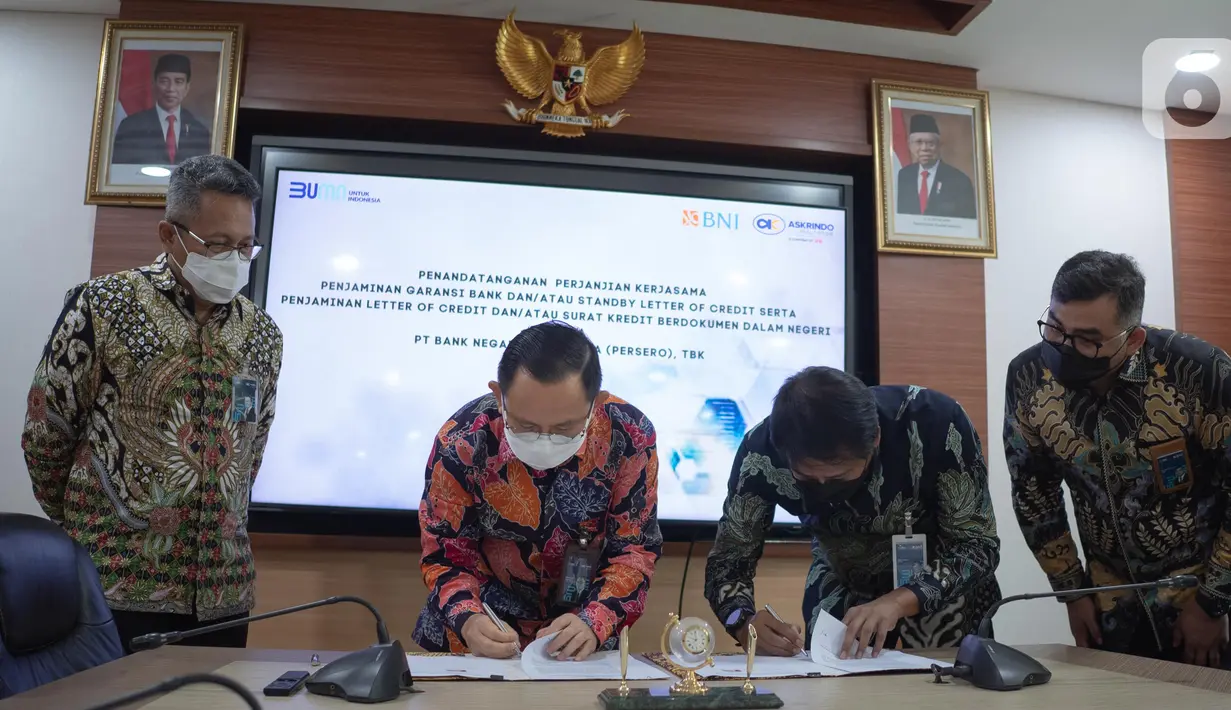 (Ki-Ka) Direktur Operasional PT Askrindo Erwan Djoko Hermawan, Direktur Teknik  Vincentius Wilianto, Pemimpin Divisi Hubungan Kelembagaan 2 BNI Arya Prajaka dan Wakil Pemimpin Donny Chairuman menandatangani Perjanjian Kerja Sama di Graha Askrindo Kemayoran, Selasa (5/4/2022). (Liputan6.com/HO/Iqbal)