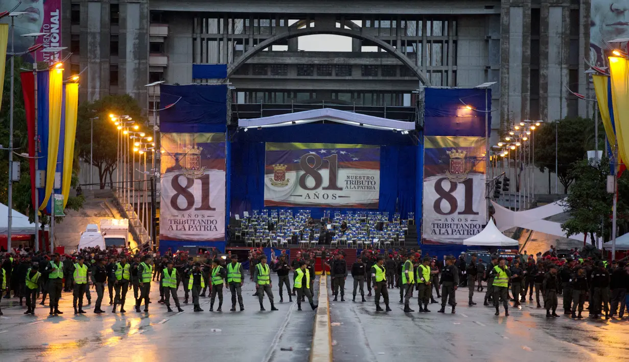 Petugas Garda Nasional Bolivarian Venezuela menduduki Bolivar Avenue setelah serangan drone berpeledak terhadap Presiden Venezuela Nicolas Maduro di Caracas, Venezuela, Sabtu (4/8). (AP Photo/Fernando Llano)