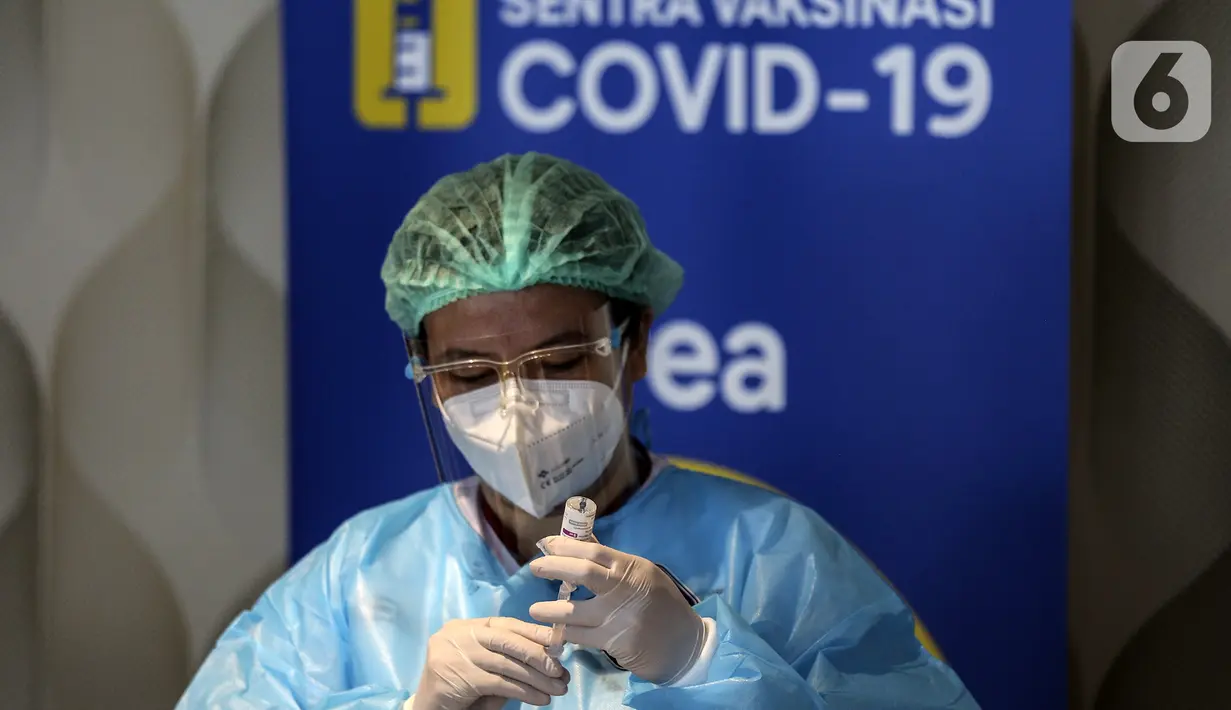 Vaksinator menyiapkan vaksin AstraZeneca untuk disuntikkan kepada warga saat peresmian Sentra Vaksinasi COVID-19 di RS St. Carolus, Jakarta, Senin (14/6/2021). Sentra vaksinasi ini melayani warga 18 tahun ke atas, pralansia, serta pekerja pariwisata dan ekonomi kreatif. (Liputan6.com/Johan Tallo)