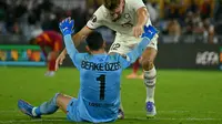 Kiper Lille, Berke Ozer pada pertandingan kontra AS Roma di Liga Europa. (Filippo MONTEFORTE / AFP)