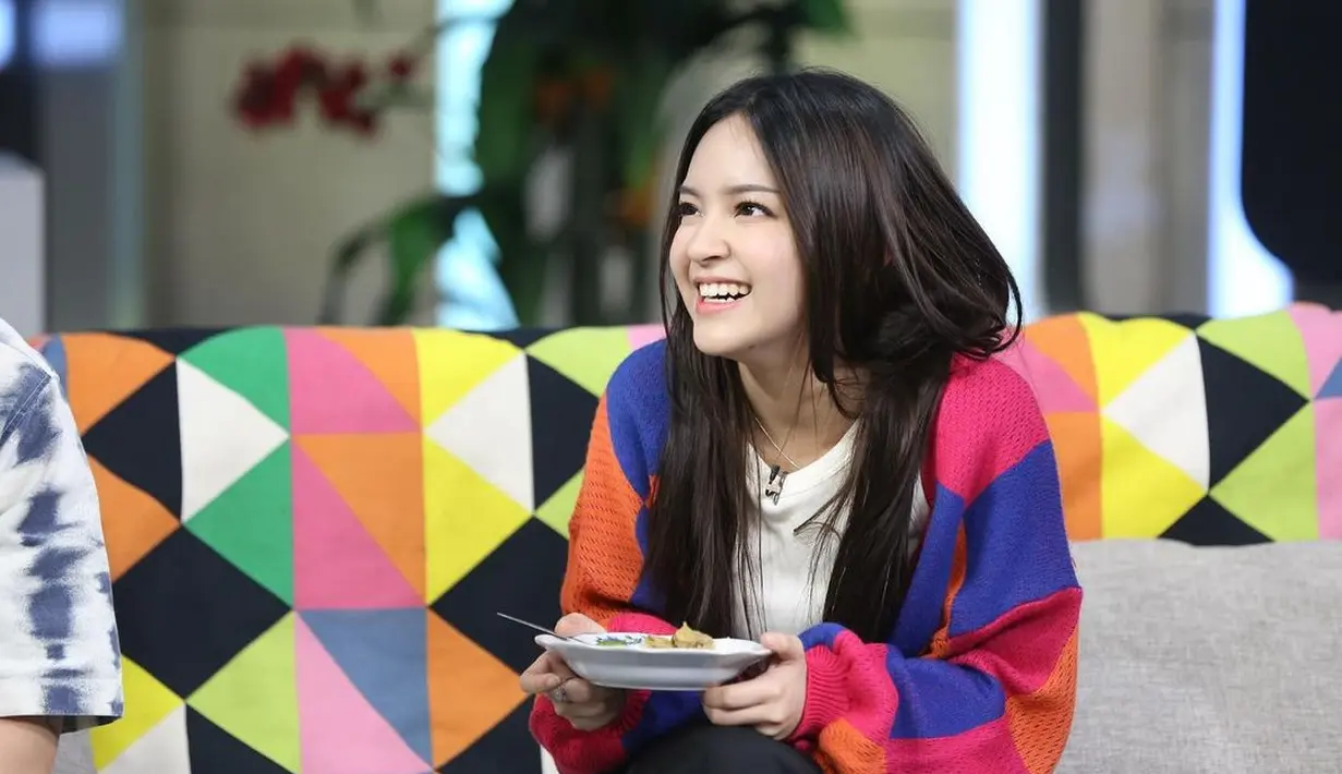 Manisnya potret Eca Aura sedang tertawa. Di sini, Eca mengenakan kaus putih ditumpuknya dengan sweater berwarna-warni yang semarak. [Foto: Instagram/elsaajapasal]