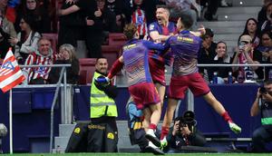 Robert Lewandowski menjadi pencetak gol penentu kemenangan pada menit ke-87 yang membuat Barcelona menang dengan skor 2-1. (AP Photo/Bernat Armangue)