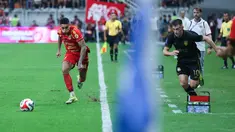 Pemain Persija Jakarta, Bruno Tubarao, berebut bola dengan pemain Borneo FC Samarinda, Mariano Peralta, dalam laga pekan ke-24 BRI Super League di Jakarta International Stadium (JIS), Selasa (3/3/2026). (Bola.com/M Iqbal Ichsan)