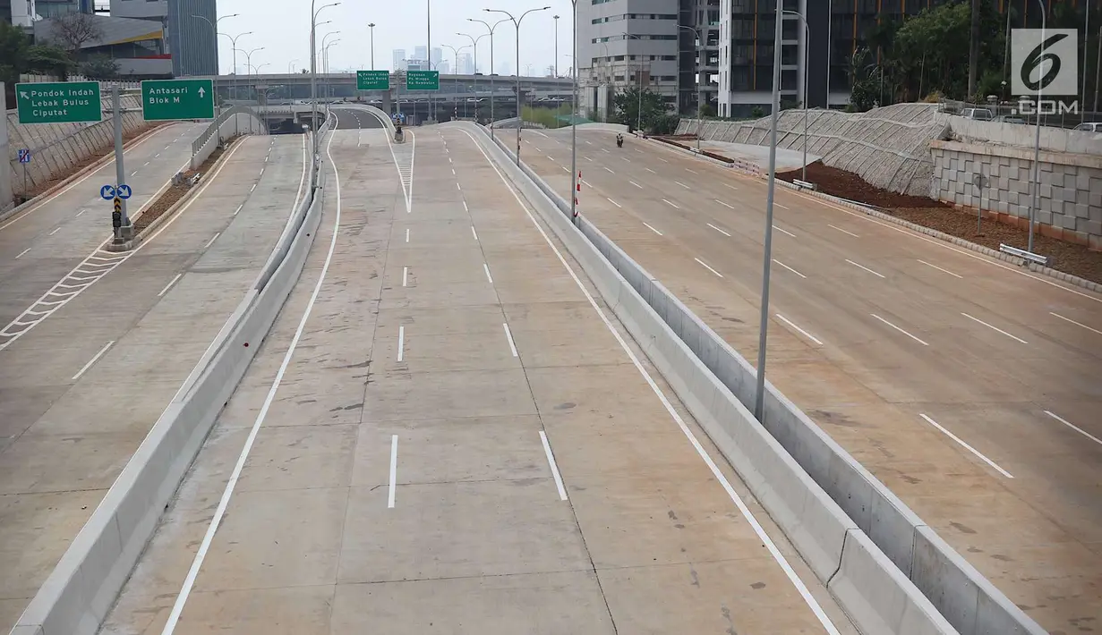 Rambu penunjuk arah terpasang di ruas tol Depok-Antasari, kawasan Cilandak Timur, Jakarta, Minggu (23/9). Ruas Tol Depok-Antasari Seksi I memiliki panjang 5,8 kilometer yang membentang antara Antasari-Brigif. (Liputan6.com/Immanuel Antonius)