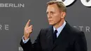 Pemeran James Bond 007, Daniel Craig berpose diatas karpet merah saat menghadiri premiere film terbarunya James Bond 007 "Spectre" di Berlin, Jerman, (28/10/2015). Spectre merupakan judul ke-24 dari seri film James Bond. (REUTERS/Fabrizio Bensch)