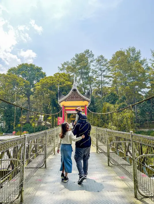 Kiky mengenakan cardigan warna krem yang dipadukan dengan celana jeans.  Sementara Aisya mengenakan cardigan navy model senada  yang dipadukan dengan celana jeans. [Foto: IG/kikysaputrii]
