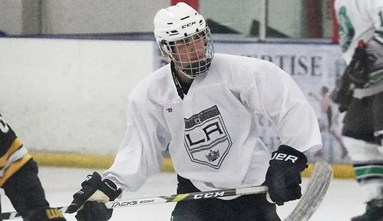 Sementara Selena Gomez sedang liburan ke Australia, Justin Bieber terlihat menghabiskan waktu main hockey dan sepakbola dengan teman-temannya. (Rex/Shutterstock/HollywoodLife)