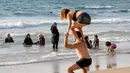 Sejumlah wanita muslim terlihat di Pantai Laut Mediterania, Tel Aviv, Israel pada 22 Agustus 2016. Saat pengunjung pantai mengenakan busana yang minim mereka tetap mengenakan jilbab dan busananya. (REUTERS / Baz Ratner)