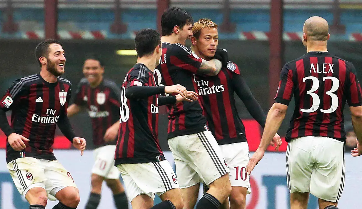 Pemain AC Milan,  Keisuke Honda (2kanan) merayakan golnya ke gawang CFC Genoa bersama rekan-rekannya pada lanjutan Liga Italia Serie A di Stadion  San Siro, Milan, Minggu (14/2/2016) WIB.  (EPA/Matteo Bazzi)