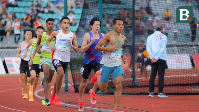 Pelari Indonesia, Rikki Marthin Luther Simbolon (paling depan), saat lomba lari nomor 10.000 meter putra SEA Games 2025