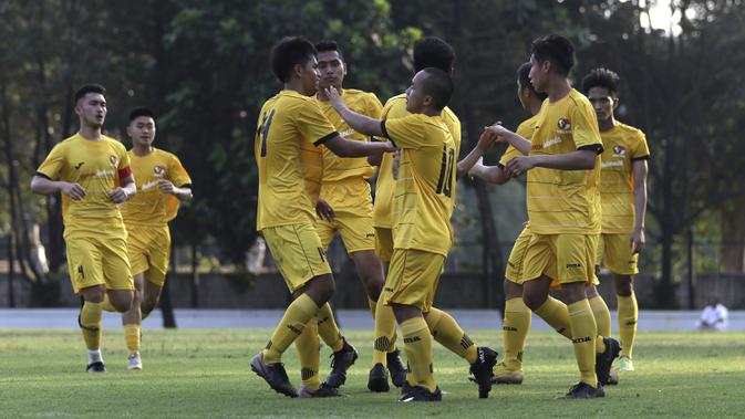 Pemain Vamos Indonesia merayakan gol yang dicetak Iqbal ke gawang Persikabo U-18 pada pertandingan persahabatan di Lapangan A GBK, Jakarta, Rabu (29/5). Kedua klub bermain imbang 1-1. (Bola.com/Yoppy Renato)