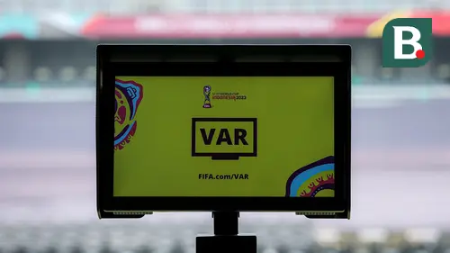 <p>Monitor Video Assistant Referee (VAR) yang digunakan untuk me-review keputusan wasit dalam pertandingan Piala Dunia U-17 2023 terpampang di area keluar masuknya pemain ke lapangan Stadion Gelora Bung Tomo, Surabaya, Kamis (9/11/2023). (Bola.com/Bagaskara Lazuardi)</p>