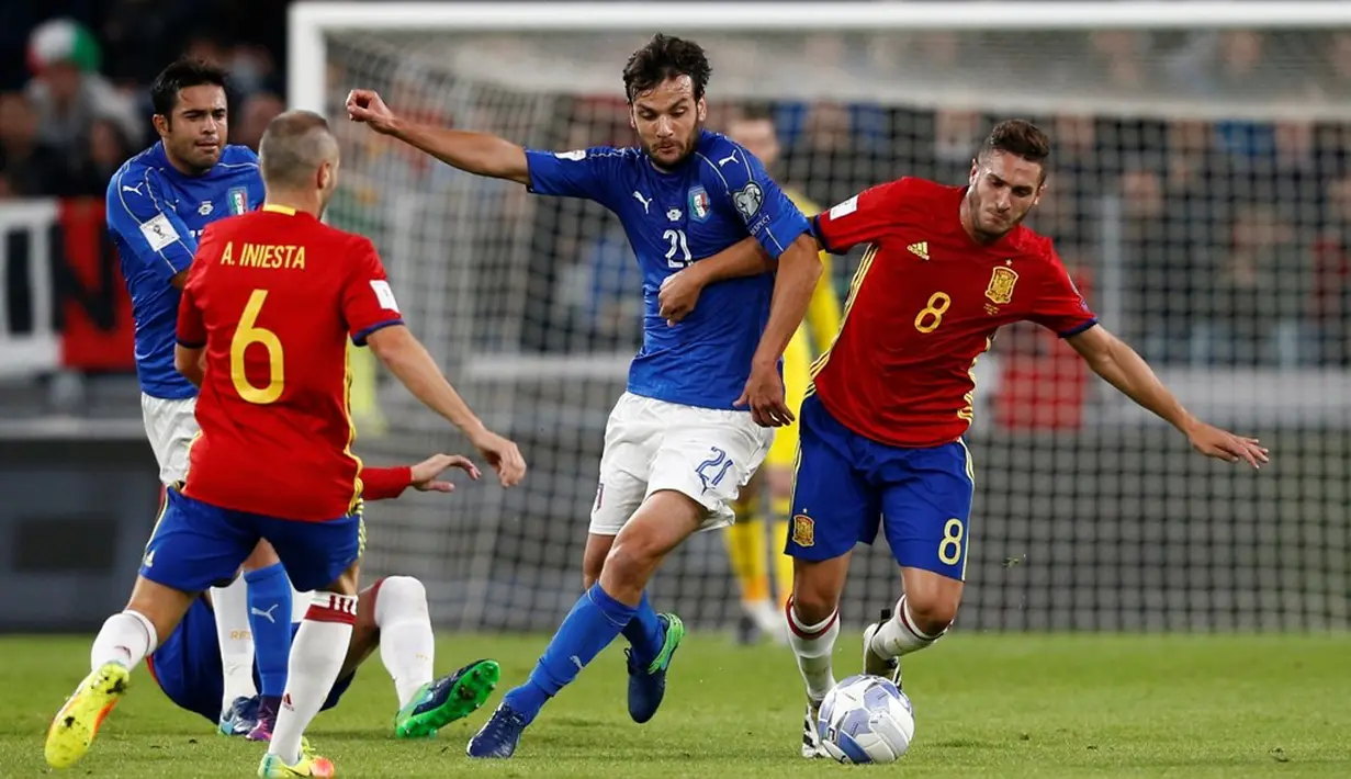 Pemain Italia, Marco Parolo (tengah), berebut bola dengan pemain Spanyol, Koke, dalam laga Grup G kualifikasi Piala Dunia 2018 di Juventus Stadium, Jumat (7/10/2016) dini hari WIB. (AFP/Marco Bertorello)