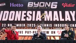 Petarung Indonesia, Ronal Siahaan bersama petarung Malaysia, Putra Abdullah, saat jumpa pers Byon Combat Showbiz Vol. 6: Indonesia vs Malaysia II di Tennis Indoor Senayan, Jakarta, Jumat (21/11/2025). (Bola.com/M Iqbal Ichsan)