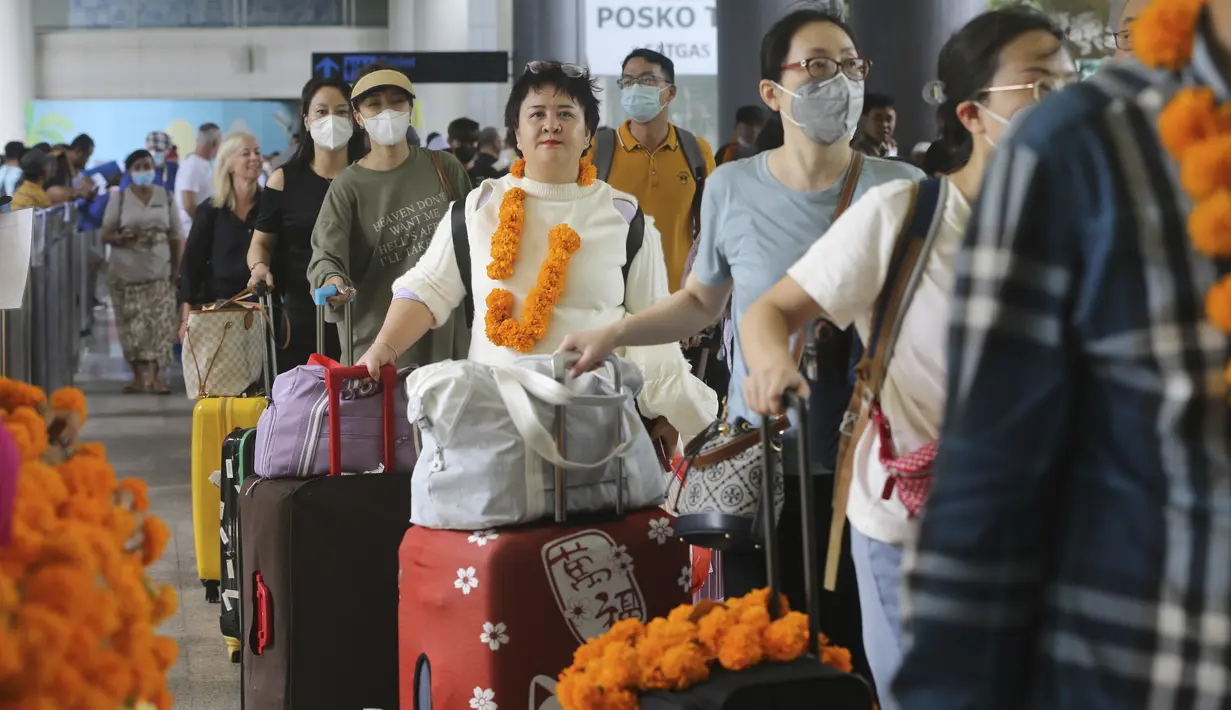 <p>Wisatawan mancanegara (wisman) asal China tiba di bandara internasional Ngurah Rai di Bali, Minggu (22/1/2023). Pada 2019, jumlah wisatawan Tiongkok menempati posisi terbanyak kedua dengan dua juta kunjungan, di bawah Malaysia yang menyumbang 2,98 juta kunjungan turis. (AP Photo/Firdia Lisnawati)</p>