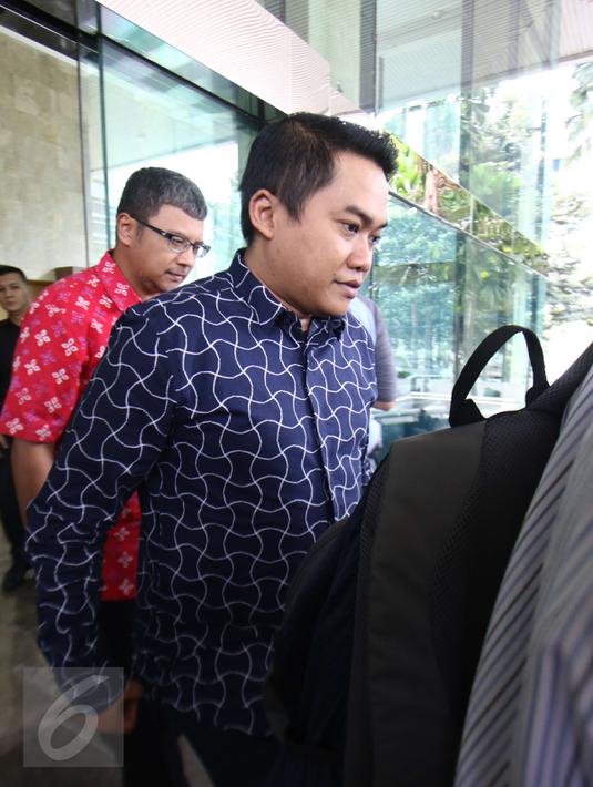 Ekspresi Andy Purnomo usai diperiksa KPK, Jakarta, Rabu (25/1). Meskipun dinyatakan memberi banyak informasi penting, KPK masih enggan menyebut peran Andi dalam kasus yang menjerat ibunya tersebut. (Liputan6.com/Helmi Afandi)