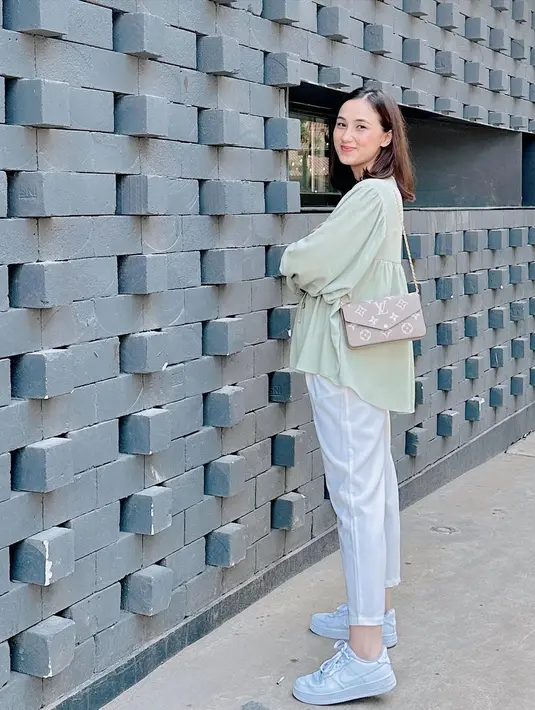 Puny wajah cantik, ia pun mengukuhkan reputasi keluarga Andhika yang good-looking. [Instagram/anesstesiaayu]