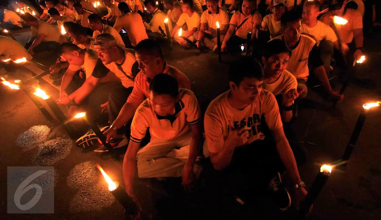 Puluhan karyawan Artha Graha Peduli menggelar aksi Earth Hours dengan menyalakan lilin di kawasan SCBD Jakarta, Sabtu (25/3) malam. Aksi tersebut sebagai bentuk kepedulian dalam mengurangi emisi gas rumah kaca di kawasan SCBD. (Liputan6.com/Fery Pradolo)