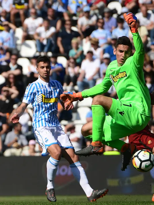Kiper SPAL, Alex Meret (kanan) saat bertanding melawan AS Roma di Paolo Mazza Stadium, Ferrara, Italia. Kiper berusia 21 tahun ini sudah masuk dalam pantauan Juventus dan dianggap sebagai calon kiper masa depan Italia. (MIGUEL MEDINA/AFP)