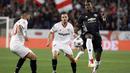 Pemain Manchester United, Paul Pogba (kanan) berusaha melewati adangan dua pemain Sevilla pada laga 16 besar Liga Champions di Ramon Sanchez Pizjuan stadium, Seville, (21/2/2018). Babak pertama berakhir imbang 0-0. (AP/Miguel Morenatti)