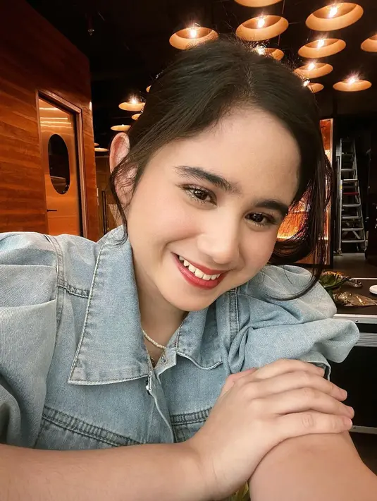 "gak kerasa udah 11 tahun yang lalu foto ini. inget banget shooting nya bareng kak @lawalata13 & @yamacarlos7 aaak kangen!! ada yang tau judul ftvnya apa?," tutup Tissa Biani. [Instagram/tissabiani]