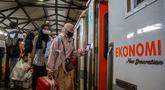 Para penumpang menaiki kereta api di stasiun kereta api Lempuyangan, Yogyakarta pada 14 Maret 2026. Sepekan jelang Hari Raya Idul Fitri 1447 Hijriah, kepadatan arus mudik mulai terasa di Stasiun Lempuyangan, Kota Yogyakarta. (DEVI RAHMAN/AFP)