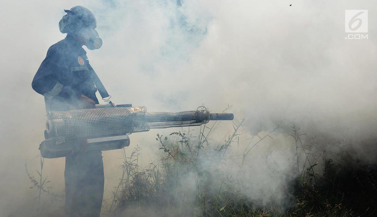 Petugas dari Puskesmas Kecamatan Cengkareng melakukan pengasapan (fogging) untuk membasmi nyamuk Demam Berdarah di Kawasan Kedaung, Jakarta Barat, Selasa (23/4). Pengasapan (fogging) dilakukan sebagai langkah pengendalian vektor nyamuk DBD . (merdeka.com/Imam Buhori)
