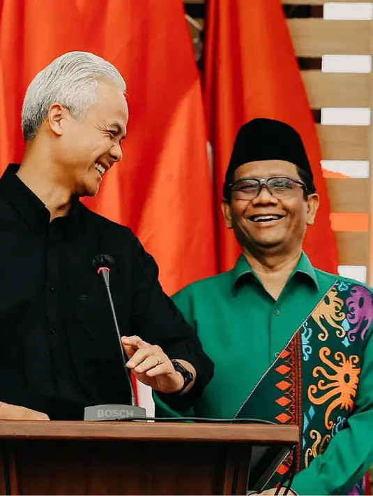 Sementara itu, Mahfud MD mengenakan kemeja hijau dengan motif wastra nusantara colorfull di salah satu bagian bajunya. [@ganjar_pranowo]