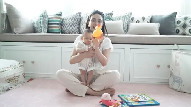Masuki Usia 5 Bulan, Ini 6 Momen Shandy Aulia Ajari Baby Claire Merangkak
