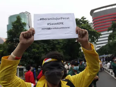 Mahasiswa yang tergabung dalam Aliansi BEM SI melakukan aksi unjuk rasa di kawasan Kuningan Persada sekitar Gedung Merah Putih KPK, Jakarta, Rabu (16/6/2021). Mereka menolak pelemahan KPK melalui TWK yang berujung penonaktifan 75 pegawai termasuk beberapa penyidik. (Liputan6.com/Helmi Fithriansyah)