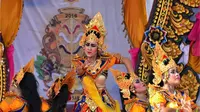 Pertunjukan tarian Bali di Pantai Pandawa, Kutuh, Kabupaten Badung. (dok. Instagram @herribayu/https://www.instagram.com/p/BOwcSu4lP4b/Asnida Riani)
