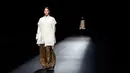 Model berjalan di runway Amazon Fashion Week Tokyo 2018 menampilkan koleksi desainer Indonesia, Anandia Marina Putri dan Novita Yunus, di Tokyo, Selasa (20/3). Pagelaran busana ini digelar dari 19 hingga 24 Maret 2018 mendatang. (AP/Shizuo Kambayashi)